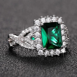 Anello Vintage Rettangolare Verde Elegante con Croce e Pavé, Gioiello da Indice per Donna, Uso Quotidiano - Product Image 2