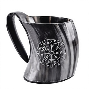 Handgefertigter Büffelhorn-Becher Natürliche Form Geschnitztes Wikinger-Runen-Design Langlebiges Kunsthandwerk für Sammlerstück Ausstellungshornbecher - Product Image 1