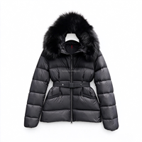 Doudoune cintrée avec col et capuche en fourrure - le manteau léger et chaud indispensable pour les femmes aux silhouettes affinées