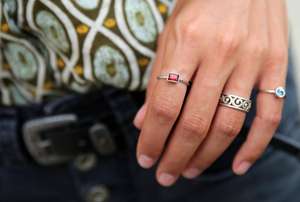 แหวนเงินแท้92.5สำหรับผู้หญิงคลาสสิกแหวนพลอยโกเมนธรรมชาติเจียระไนเป็นรูปสี่เหลี่ยมผืนผ้าเครื่องประดับที่สง่างาม - Product Image 6