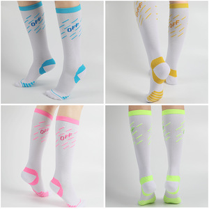 <span class=keywords><strong>Chaussettes</strong></span> <span class=keywords><strong>de</strong></span> compression <span class=keywords><strong>fantaisie</strong></span> KTS107 OEM personnalisées sans MOQ, <span class=keywords><strong>chaussettes</strong></span> longues en coton pour femmes, <span class=keywords><strong>chaussettes</strong></span> <span class=keywords><strong>de</strong></span> yoga et <span class=keywords><strong>de</strong></span> Pilates, <span class=keywords><strong>chaussettes</strong></span> <span class=keywords><strong>de</strong></span> sport - Product Image 3