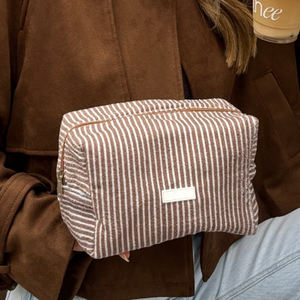 Bolsa de Maquillaje de Toalla con Rayas Color <span class=keywords><strong>Castaño</strong></span>, Estilo INS, de Alta Calidad, con Logotipo Personalizado - Product Image 3