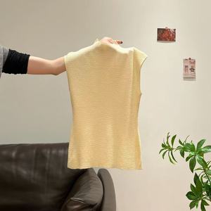 Haut en tricot sans manches jaune à col roulé pour femme, coupe ajustée, doux et fin, printemps-été 2026 - Product Image 1