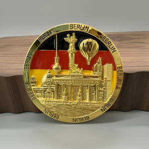 Magnete per Frigorifero di Alta Qualità Personalizzato con Design 3D di Berlino, Germania, Souvenir Turistico in Metallo Dorato Rotondo - Product Image 1