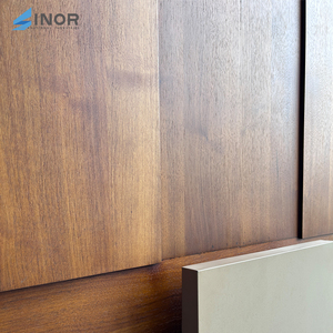 Porte d'entrée en bois de style traditionnel avec sculptures décoratives et cadre solide pour villa et bâtiment historique - Product Image 3