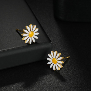 Ensemble de bijoux plaqué or avec fleur de marguerite pour femme, collier, boucles d'oreilles et bague personnalisés en alliage, cadeau mignon pour femme - Product Image 6