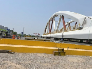 Pasarela peatonal de acero prefabricada: Estructura de armazón resistente con pasarela y cubierta antideslizante compatibles con ADA - Product Image 6