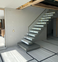 Escalier flottant droit : Design minimaliste, fixations discrètes