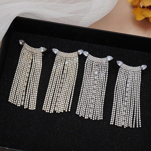 Pendientes Largos Geométricos Chapados en Oro con Cristales de Estrás Estilo Europeo Americano para Mujer, Súper Brillantes y Modernos - Product Image 3