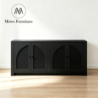 Buffet moderne en bois massif noir de style médiéval avec 4 portes, console multimédia et meuble de rangement en rotin pour salon