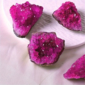 Vente en gros de cristaux de haute qualité, écologiques, teints en rouge rose, en forme irrégulière, pour la méditation et la décoration de la maison - Product Image 5