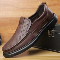 Sandales d'été en cuir perforé pour hommes, respirantes, style décontracté et professionnel, à bout fermé, à enfiler, semelle extérieure en caoutchouc, couleur unie, souples