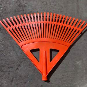 Râteau à feuilles en plastique de jardin à 26 <span class=keywords><strong>dents</strong></span>, personnalisé, multi-usages, vente en gros - Product Image 1