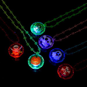 Collar luminoso de Halloween, colgante de plástico con luz LED, decoración para fiestas al aire libre - Product Image 3