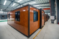 Maison conteneur extensible de 20 pieds en bois grain wengé jaune, avec structure en acier galvanisé anti-corrosion, longue durée de vie, bâtiment préfabriqué