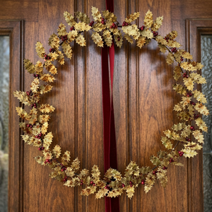 Corona Navideña Redonda Clásica con Hojas de Ajenjo Doradas y Bayas Rojas, Flores Decorativas Hechas a Mano, Sin Iluminación - Product Image 2