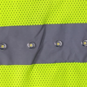 เสื้อกั๊กนิรภัยตาข่ายโพลีเอสเตอร์สะท้อนแสงระดับ 3 ปรับแต่งโลโก้ได้ ใช้พลังงานจากแบตเตอรี่ พร้อมไฟ <span class=keywords><strong>LED</strong></span> 4 ดวง สำหรับการวิ่ง - Product Image 6