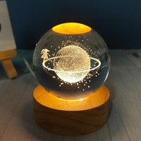 Boule de verre de cristal laser 3D personnalisée personnalisée avec ornement gravé de lumière LED pour décor souvenir ou cadeau