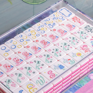 Tuiles de <span class=keywords><strong>Mahjong</strong></span> personnalisées Miss Cowgirl en Lucite transparente avec couches rose vif au dos, 160 cartes, bottes en acrylique blanc, pistolets jouets - Product Image 3
