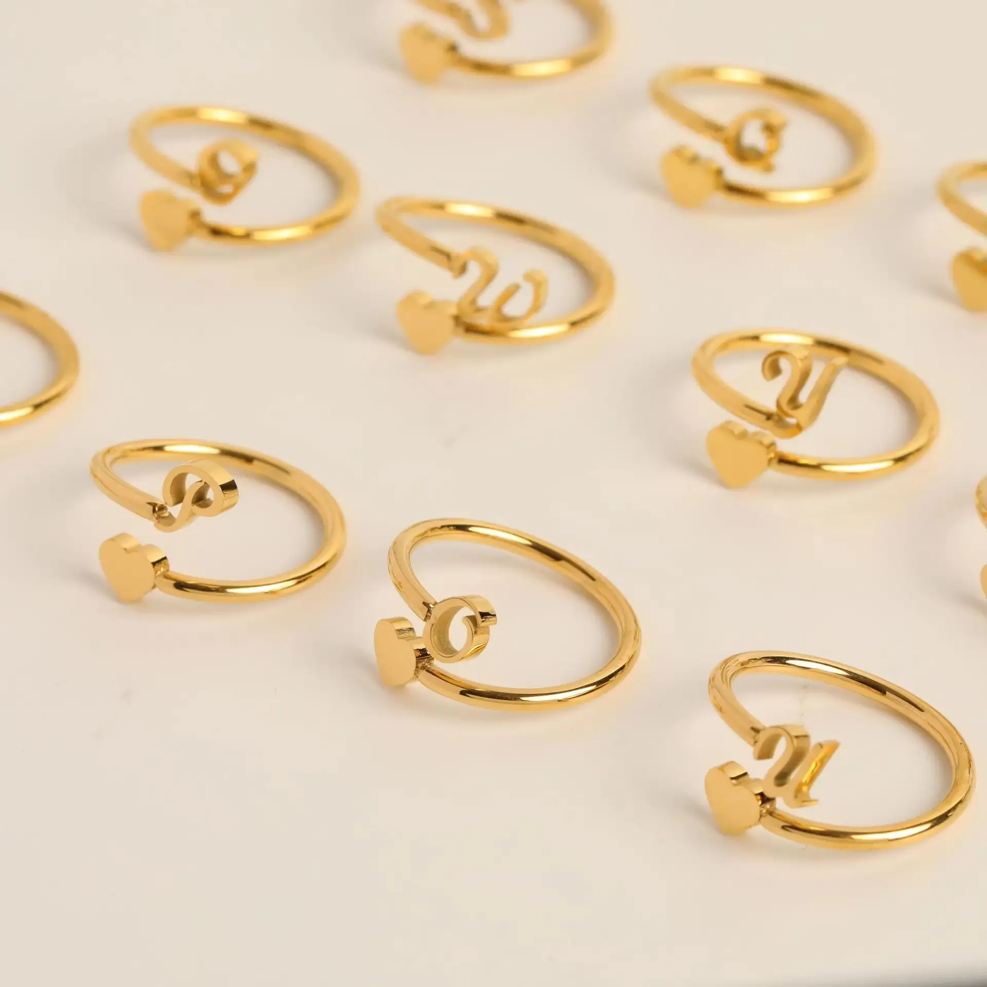 Cincin huruf Hati baja tahan karat emas 18k, perhiasan kustom dapat disesuaikan, cincin terbuka tanpa noda alfabet wanita