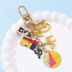 Portachiavi Creativo a Forma di Fotocamera, Biglietto Aereo, Luoghi Panoramici Internazionali, Vino, Smalto, Grazioso Charm per Zaino, Regalo per Amici - Product Image 5