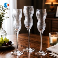 Samyo 170ml handgeblazen kristallen geribbelde onregelmatige kelkglazen, op maat gemaakte gepersonaliseerde champagneglazen voor hotel & restaurant
