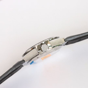 Montre-bracelet pour homme haut de gamme, classique, tendance et best-seller, avec bracelet en cuir, affichage de la date et verre saphir. - Product Image 5