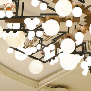 Lustre en verre géométrique personnalisé - Luminaire suspendu LED de luxe pour hall d'hôtel et atrium - Product Image 4