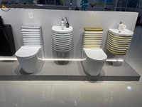 Salle de bain d'hôtel moderne en céramique blanche, salle de bain avec ensemble de toilette blanc mat