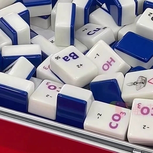 Jeu <span class=keywords><strong>de</strong></span> tuiles <span class=keywords><strong>de</strong></span> Mahjong sur le thème <span class=keywords><strong>de</strong></span> la chimie, jeu éducatif sur la table périodique, outil d'apprentissage pour l'équilibrage des équations chimiques pour les étudiants - Product Image 1