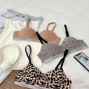 Sujetador Deportivo con Soporte Suave en Forma de W, 3/4 de Copa, Spandex/Nailon, Diseño Retro Moderno con Puntos Ondulados y Conexión Sin Costuras - Product Image 3