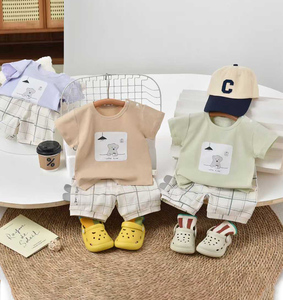 Les nouveaux costumes pour garçons et enfants sont de haute qualité, avec des t-shirts et des vestes courtes douces. - Product Image 4