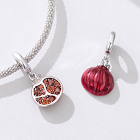 Breloque Grenade Plaqué Argent avec Strass en Cristal Rouge, Design Classique Fruité, Bijou Unisexe, Cadeau