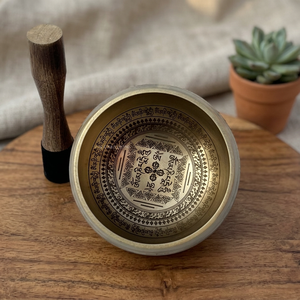 Cuencos Tibetanos de Bronce de Alta Calidad con Sonido Martillado para Meditación, con Mazo y Cojín - Product Image 1