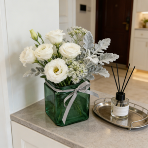 Vase carré en verre moderne avec logo personnalisé et ruban décoratif pour les cadeaux de fêtes et la décoration minimaliste de luxe à la maison - Product Image 1