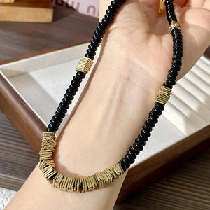 Collier superposé tendance pour femme en alliage de zinc plaqué or avec perles géométriques, Chine - Product Image 4