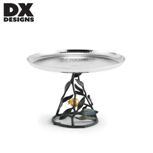 Support à gâteau moderne en métal martelé avec base à motif de feuilles florales, piédestal à dessert fait main pour café, hôtel, mariage et maison - Product Image 1