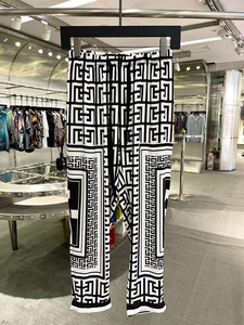 <span class=keywords><strong>Pigiama</strong></span> da <span class=keywords><strong>uomo</strong></span> in seta satinata di alta qualità, a due pezzi, con stampa personalizzata di lusso in bianco e <span class=keywords><strong>nero</strong></span>. - Product Image 6