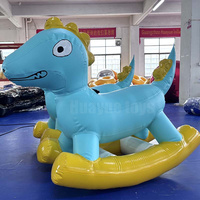 Les enfants à la maison gonflables jouent aux flotteurs gonflables de rodéo de dino de dragon