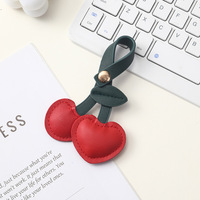 Leren kersensleutelhanger, schattige fruit-tasbedel, minimalistische rugzakhanger, modieuze autosleutelring, dameskledingaccessoire.