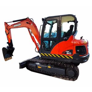 Mini pelle sur chenilles Doosan DX60 de 6 tonnes utilisée avec le moteur 0,2 m³ Capacité du godet 3800mm Profondeur de creusement à vendre - Product Image 1
