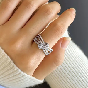 Anello alla Moda con Fiocco Stratificato, Elegante Gioiello con Zirconi per Donna, Stile Moderno per Uso Quotidiano - Product Image 3