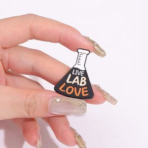 Broche en alliage <span class=keywords><strong>de</strong></span> molécule chimique <span class=keywords><strong>de</strong></span> dessin animé Fun Science Lab Beaker Metal Craft Pin pour tenue polyvalente Angel Cross Fashion - Product Image 6