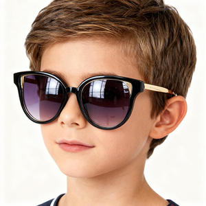 แว่นกันแดดเด็กแฟชั่นใหม่ กรอบใหญ่ทรงแคทอาย ป้องกันรังสียูวี 400 กรอบพลาสติกและโลหะ สำหรับเด็กผู้ชายและเด็กผู้หญิง ป้องกันแสงแดด สไตล์สำหรับการเดินทาง - Product Image 4