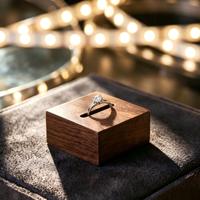 Support carré en bois pour bagues, présentoir à bijoux avec fente pour bagues de mariage et de fiançailles, décoration de comptoir de boutique et de coiffeuse