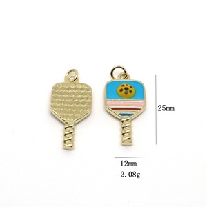P373T Ciondoli a forma di racchetta da pickleball in ottone smaltato placcato oro 18K PVD, per la creazione di gioielli fai da te, braccialetti e portachiavi - Product Image 3