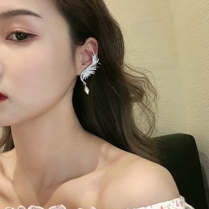 Boucles d'oreilles manchette élégantes en forme d'ailes d'ange pour femmes, ornées de strass étincelants N2605260 - Product Image 4
