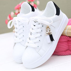 <span class=keywords><strong>Zapatillas</strong></span> de deporte informales <span class=keywords><strong>blancas</strong></span> con cordones transpirables para caminar al aire libre, decoración con colgante con flecos para <span class=keywords><strong>mujer</strong></span>, zapatos de cuero sintético - Product Image 1