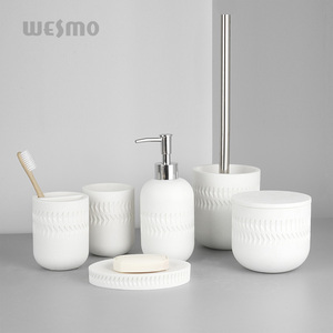 Approvisionnement d'usine en polyrésine ensembles <span class=keywords><strong>de</strong></span> bain à domicile porte-brosse <span class=keywords><strong>de</strong></span> toilette en résine ensemble d'accessoires <span class=keywords><strong>de</strong></span> salles <span class=keywords><strong>de</strong></span> bain <span class=keywords><strong>distributeur</strong></span> <span class=keywords><strong>de</strong></span> <span class=keywords><strong>savon</strong></span> - Product Image 2