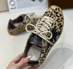 Scarpe Casual da Donna con Suola Nera in Pelle di Vacchetta, Motivo a Stelle Argentate, Suola Sottile e Tomaia Bassa per Uso Quotidiano - Product Image 5